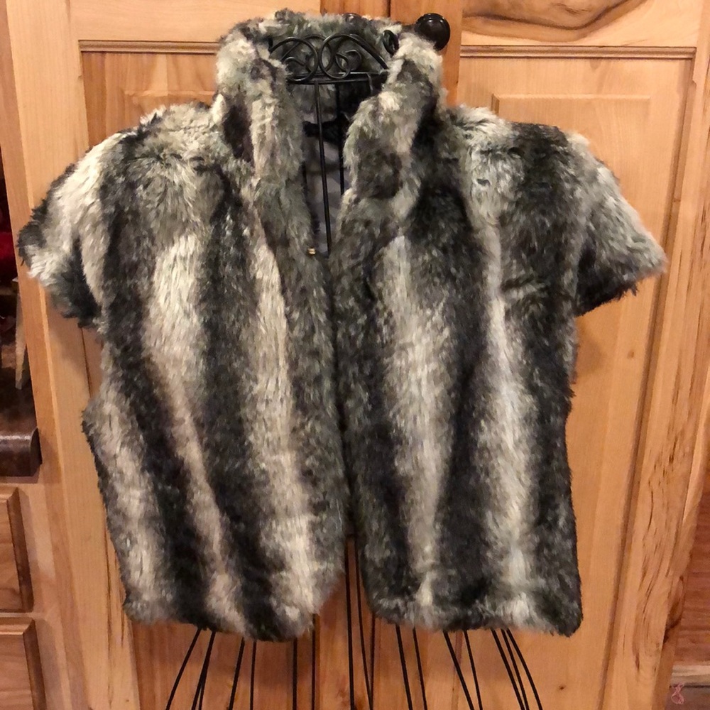 Women’s Faux Fur Two-Toned Crop Vest